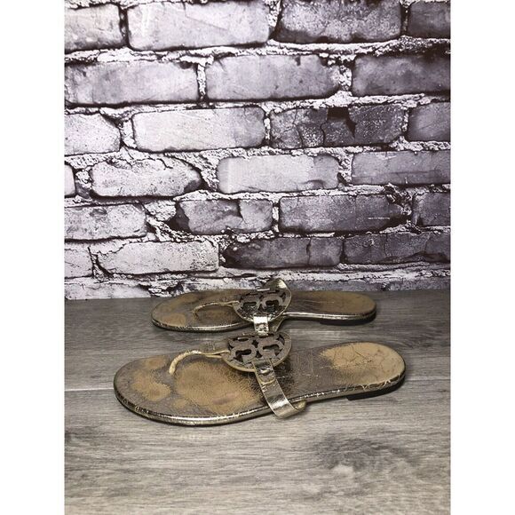 TORY BURCH Silver Leather Badge Logo Thong Flats Sandals Women’s Sz 10M US/41EU - Picture 1 of 16
